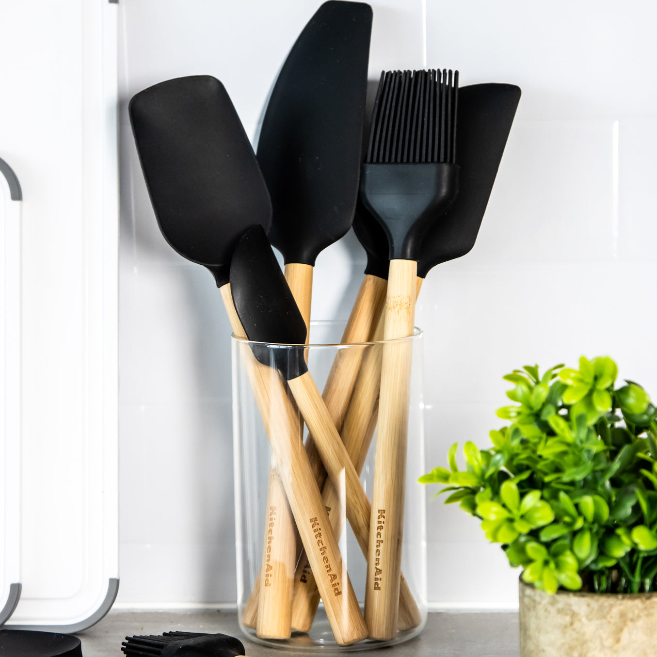 KitchenAid stěrka s dřevěnou rukojetí, onyx black, KQG631OHOBE