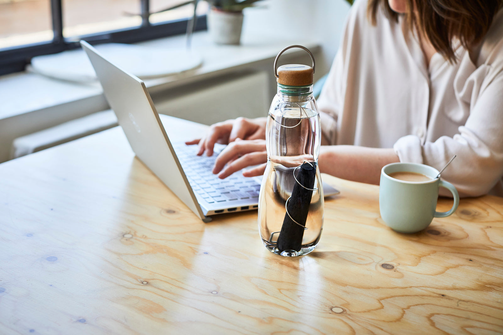 Black+Blum glass water bottle with natural filter 650 ml, olive, EGO-EGG010