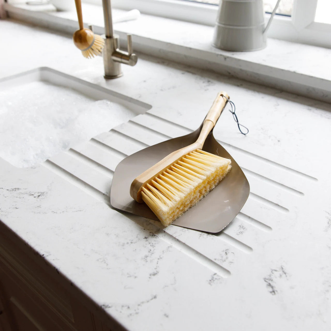 KitchenCraft Living Nostalgia Broom with Spatula, LNDPBSET