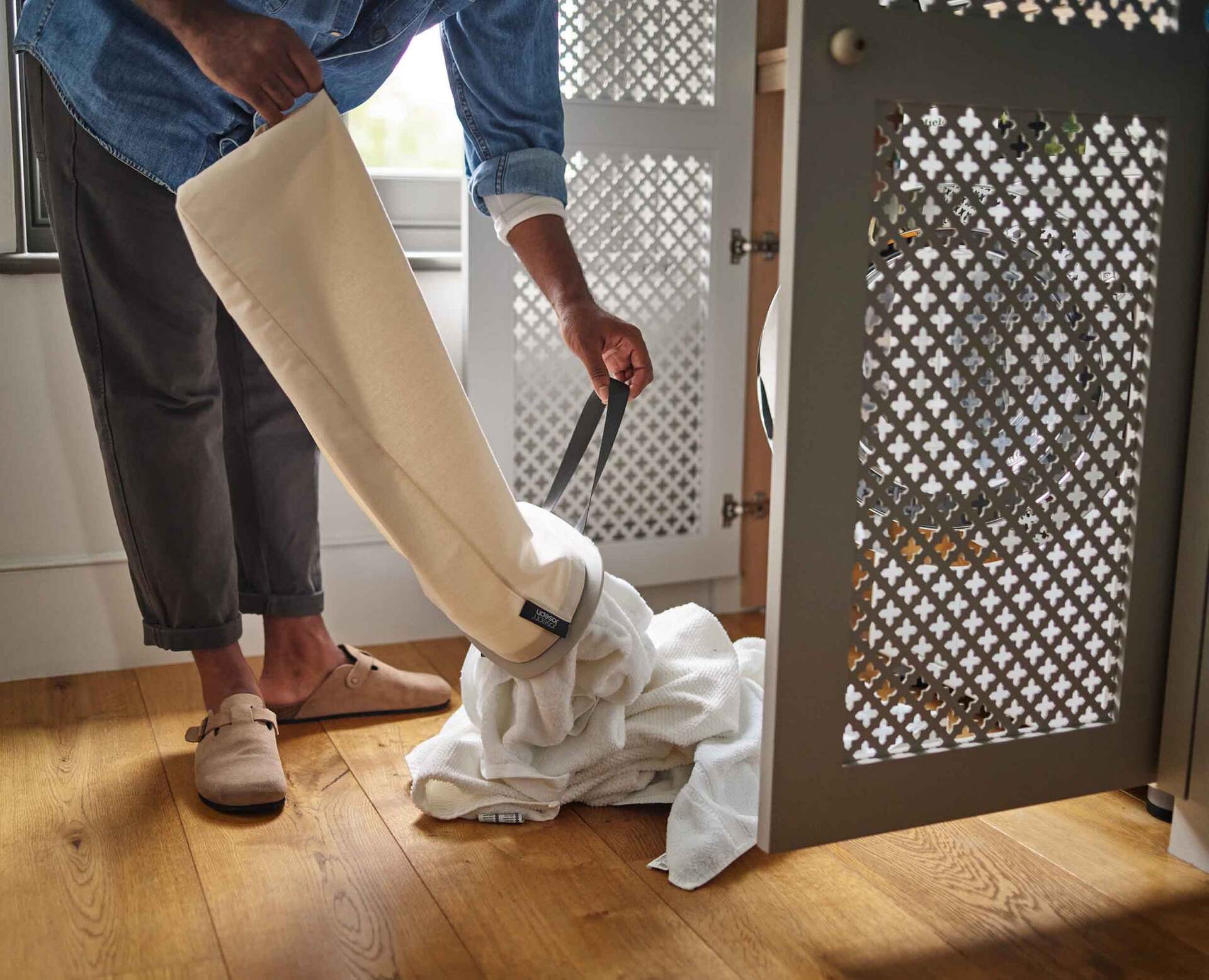 Kôš na bielizeň Joseph Joseph Tota 90 l, krémový, 50020