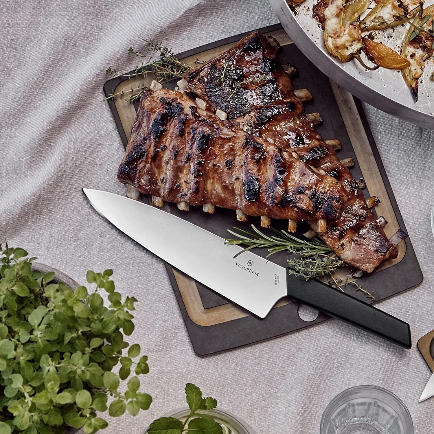 Victorinox Swiss Modern chef's knife 20 cm, black, 6.9013.20B