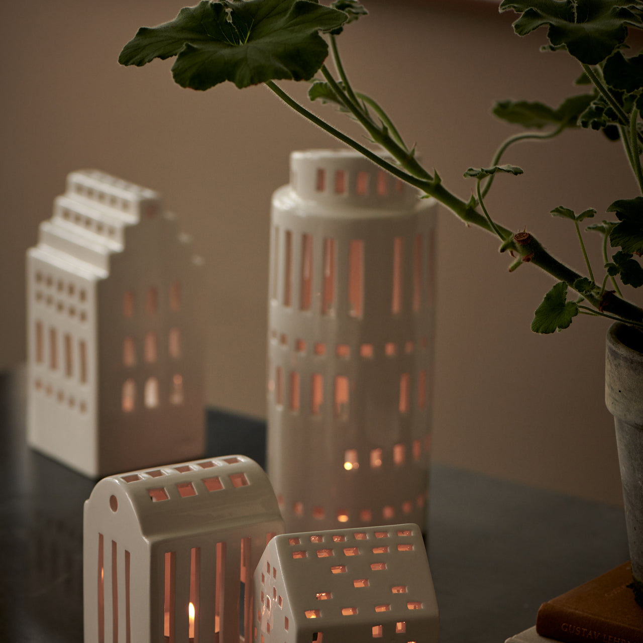 Kähler Urbania keramický svícen domeček Smithy 10,5 cm, 691097