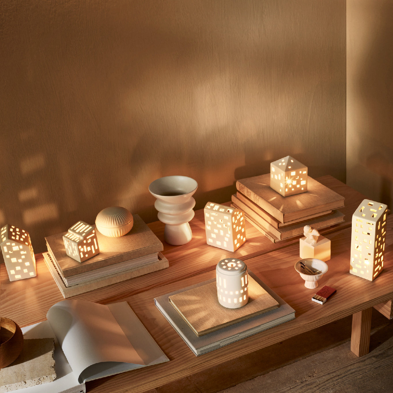 Kähler Urbania keramický svícen domeček High building 22 cm, 691103