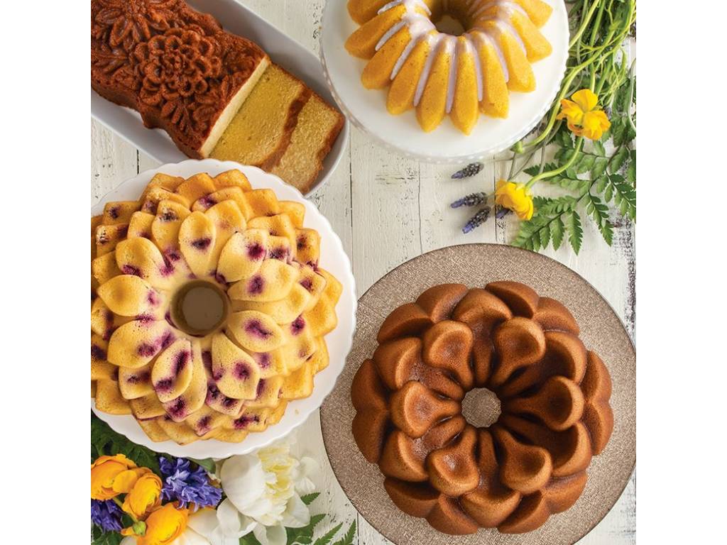 Nordic Ware forma na biskupský chlebíček Luční květy, 6 cup karamelová, 93148