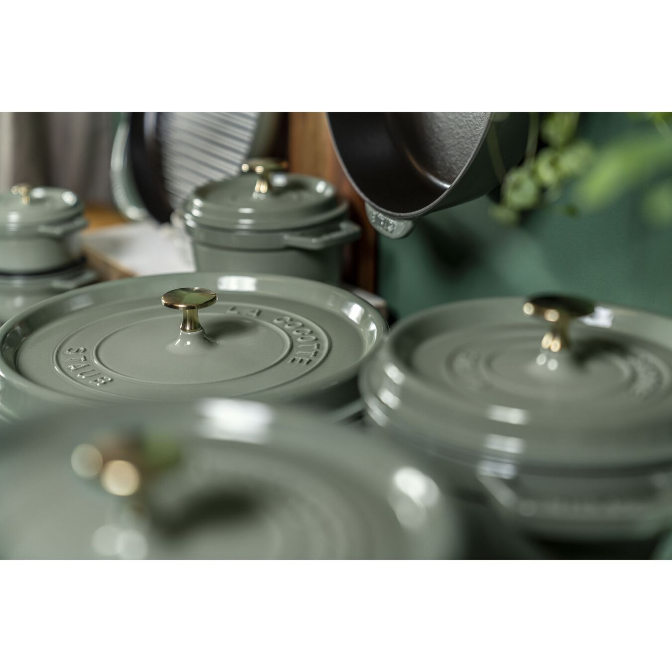 Staub Cocotte pot round 22 cm/2,6 l eucalyptus, 11022121